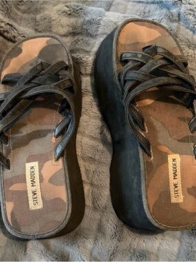 Y2K Steve Madden Black Suede-Style Camo Platform Sandals